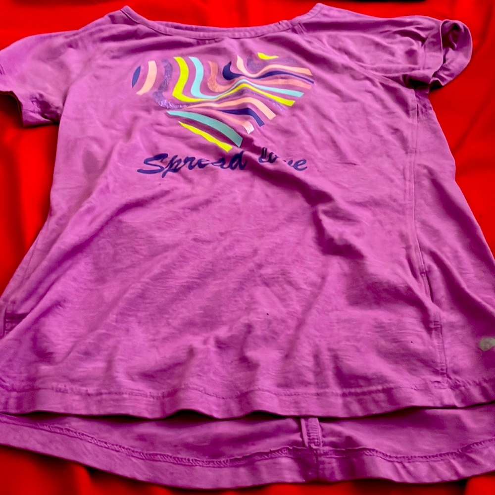 I am selling this shirt and it has on the front a heart and 30% cotton